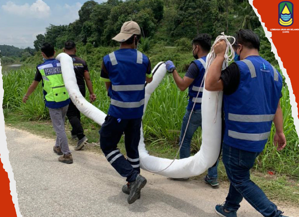 The LUAS Quick Squad has also placed activated carbon powder, oil booms and oil-absorbing pads in the relevant areas to control any pollution to Sungai Semenyih. u00e2u20acu201d Picture from Facebook/Lembaga Urus Air Selangornn
