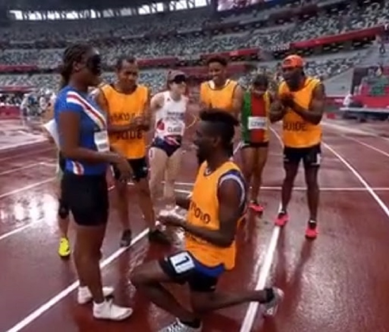 Vaz de Vega got down on his knee and asked Semedo to marry him after the race was over. u00e2u20acu201d Picture via Twitter/ParaAthletics Tokyo2020