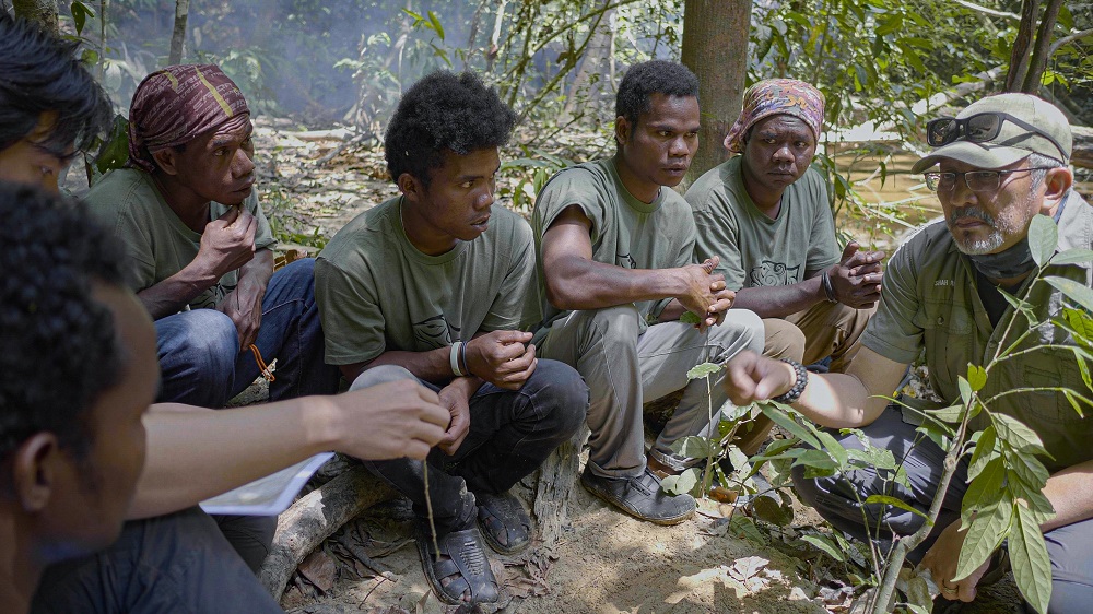 Lara gives gratitude to the survey crew which has been the backbone of the documentary-― Pictures via LMT Promo Stills