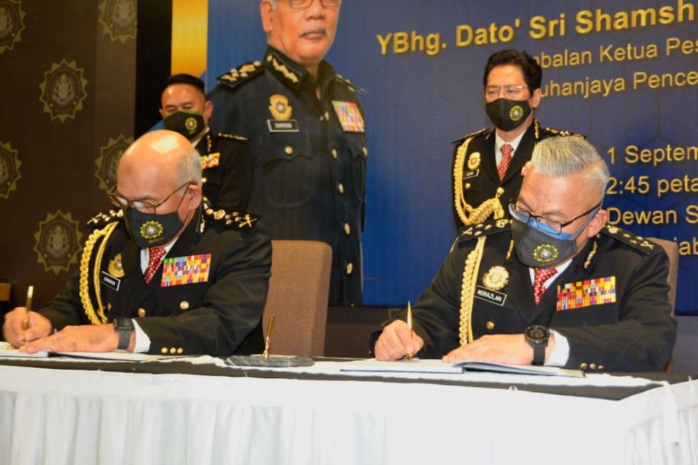 Datuk Norazlan Mohd Razali (right) has been appointed new deputy chief commissioner of MACC with immediate effect. u00e2u20acu201d Picture via Twitter