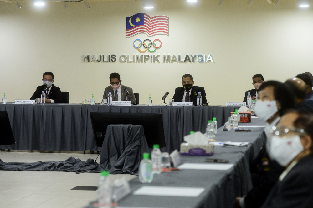 Youth and Sports Minister Datuk Seri Ahmad Faizal Azumu chairs his first meeting at Wisma Olimpik, September 14, 2021. Also present were OCM president Tan Sri Mohamad Norza Zakaria (left) and Datuk Hamidin Mohd Amin. u00e2u20acu201d Bernama pic 