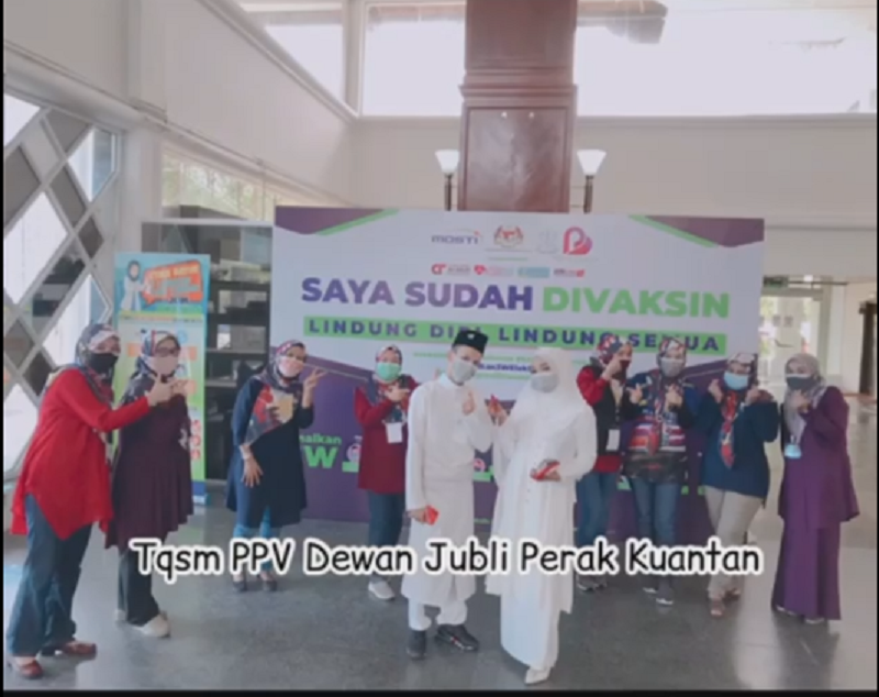 A newlywed couple got an impromptu wedding celebration at a vaccination centre (PPV) in Kuantan on Merdeka Day. u00e2u20acu2022 Screenshot via Instagram/ fierarazaliioficial