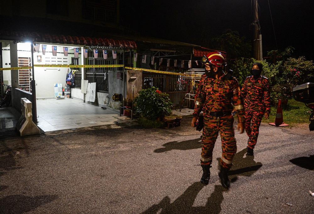 Selangor Fire and Rescue Department personnel evacuated all the victims to avoid any untoward incidents. u00e2u20acu2022 Bernama pic