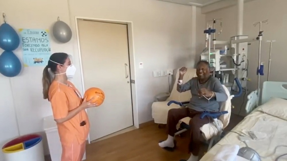 Football legend Pele tosses a ball with physical therapist Kamila in Sao Paulo, Brazil in this still image obtained via undated social media video released on Pele's Instagram page September 28, 2021. u00e2u20acu2022 Picture via Instagram/Pele via Reuters