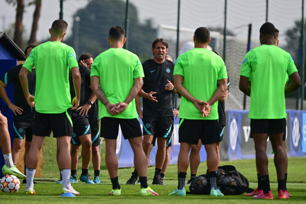 Inter Milanu00e2u20acu2122s Italian coach Simone Inzaghi speaks with his players during a training session in Appiano Gentile, on the eve of the Uefa Champions League Group D football match between Inter Milan and Real Madrid in Milan, September 14, 2021. u00e2u20acu201d AFP pic