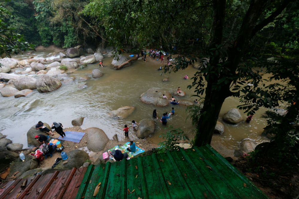Visitors having a picnic at Sungai Batang Kali in Hulu Selangor, September 23, 2021. u00e2u20acu201d Bernama pic 