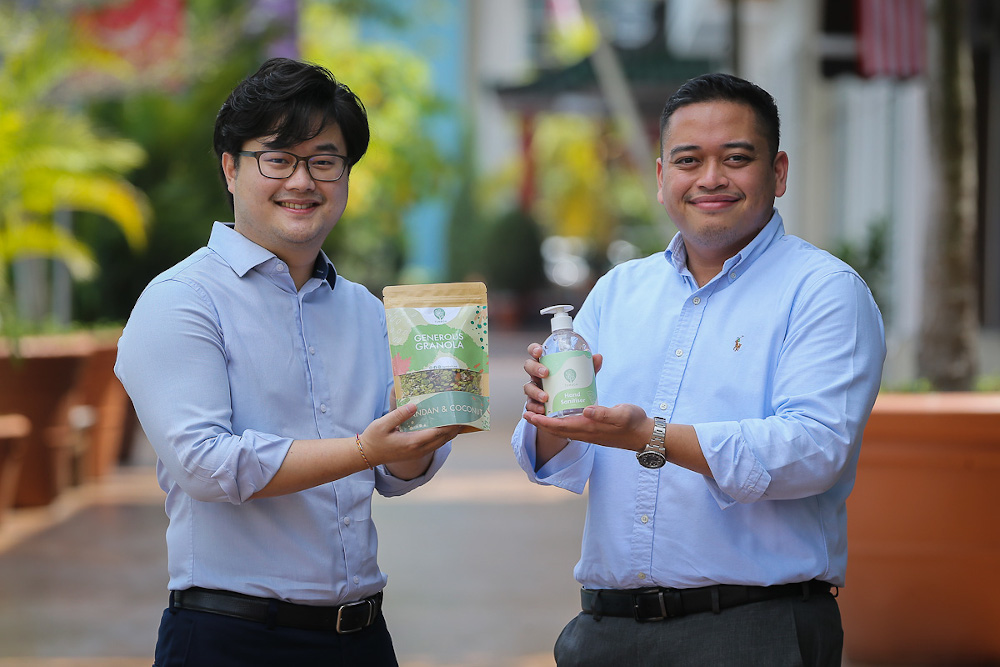 Tumbohu00e2u20acu2122s Chief Executive Officer, Amir Omar Anuar (right) and Tumbohu00e2u20acu2122s Chief Operating Officer, Lam Min Yong poses with Tumbohu00e2u20acu2122s products during an interview with Malay Mail in Ara Damansara September 8, 2021. u00e2u20acu201d Picture by Yusof Mat Isa