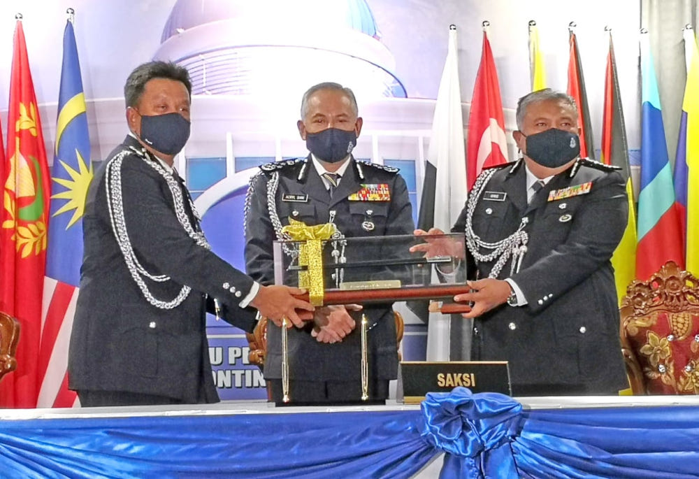 Inspector-General of Police Datuk Sri Acryl Sani Abdullah Sani (centre) witnessing Datuk Hazani Ghazali handing over duties to Datuk Idris Abdullah, September 2, 2021. u00e2u20acu201d Borneo Post Online picn