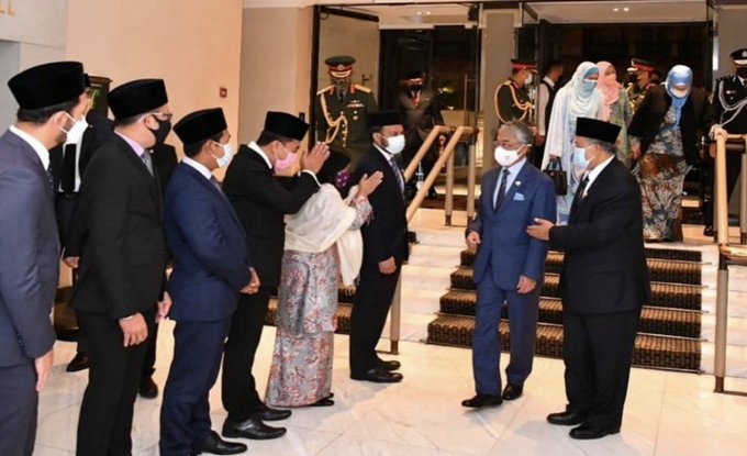 Yang di-Pertuan Agong Al-Sultan Abdullah Riu00e2u20acu2122ayatuddin Al-Mustafa Billah Shah and Raja Permaisuri Agong Tunku Hajah Azizah Aminah Maimunah Iskandariah have arrived in the UK, September 18, 2021. u00e2u20acu2022 Picture via Twitter/bernamadotcom