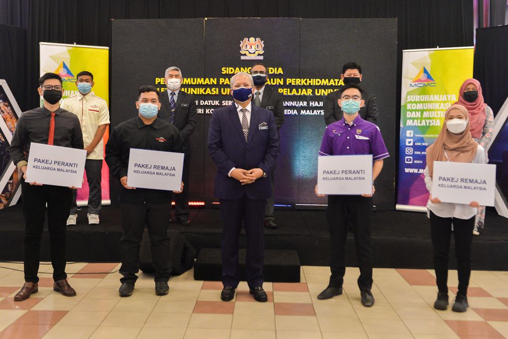Communications and Multimedia Minister Tan Sri Annuar Musa poses for a picture with university students at Wisma Radio Angkasapuri in Kuala Lumpur, September 15, 2021. u00e2u20acu201d Picture by Miera Zulyana