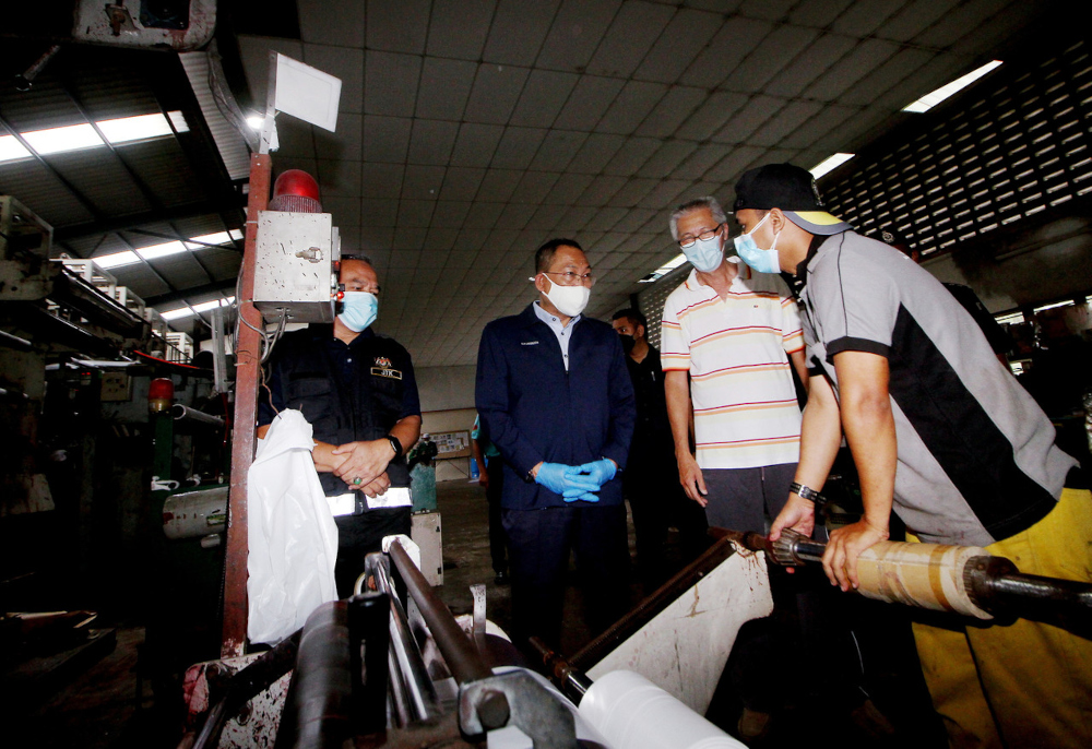 Deputy Minister of Human Resources Datuk Awang Hashim talks to a factory worker during an operation to check the compliance of Act 446 and Act 342 at Kamunting Industrial Area in Taiping, September 24, 2021. u00e2u20acu201d Bernama pic 