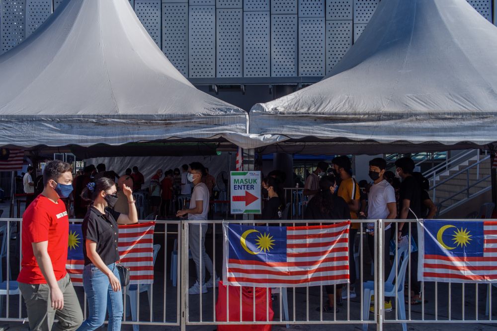 People queue as they wait to receive their Covid-19 jab at the Axiata Arena in Bukit Jalil September 23, 2021. u00e2u20acu201d Picture by Shafwan Zaidon