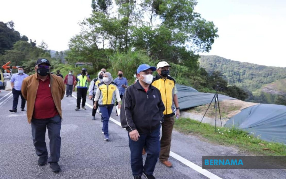 Perak Mentri Besar Datuk Saarani Mohamad said the cracks on Federal Route 185 involving Jalan Simpang Pulai-Blue Valley here heading towards Cameron Highlands, Pahang could get worse if rains continue at the location. u00e2u20acu201d Picture via Twitter/Bernama
