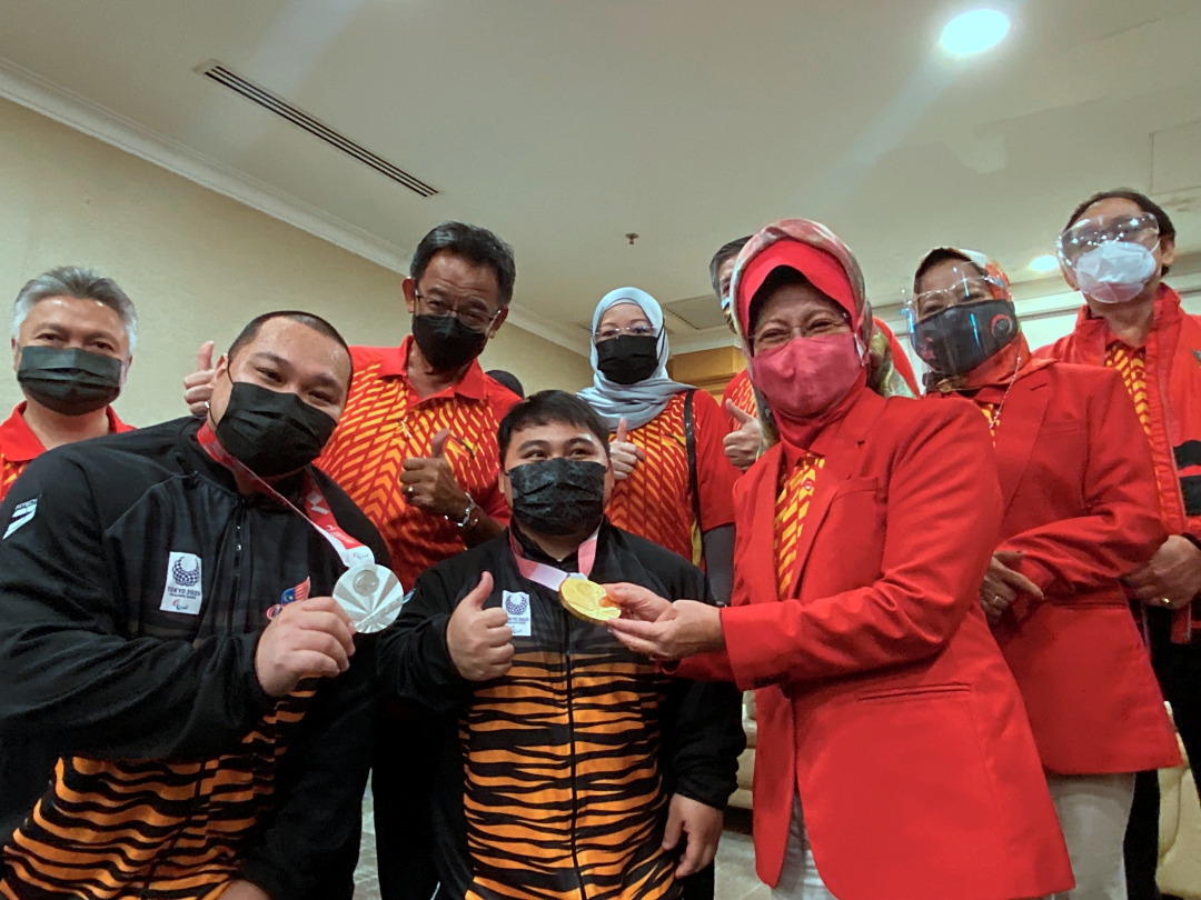 Bonnie (front, centre) and Jong (left) and Fatimah in a photo call with Abdul Karim (back row, second left) at the KIA VVIP terminal lounge. u00e2u20acu2022 Picture courtesy of Welfare Community Wellbeing, Women, Family and Childhood Development Ministry