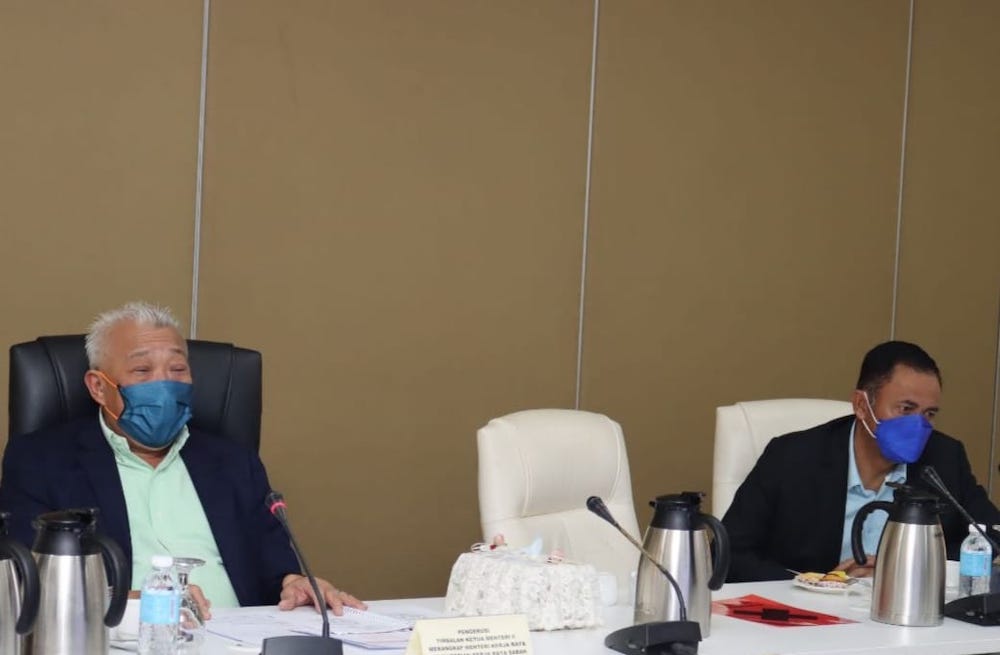 Bung Moktar (left) and Science, Technology and Innovation Minister Datuk Yakub Khan who also attended the meeting. u00e2u20acu201d Borneo Post Online picnn