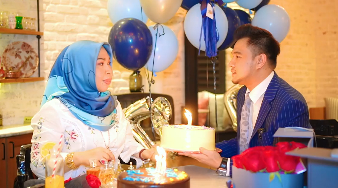 Cik B was surprised to see her mother dating someone way younger for real. — Picture via Ahmad Iqbal Zulkifli Instagram Account