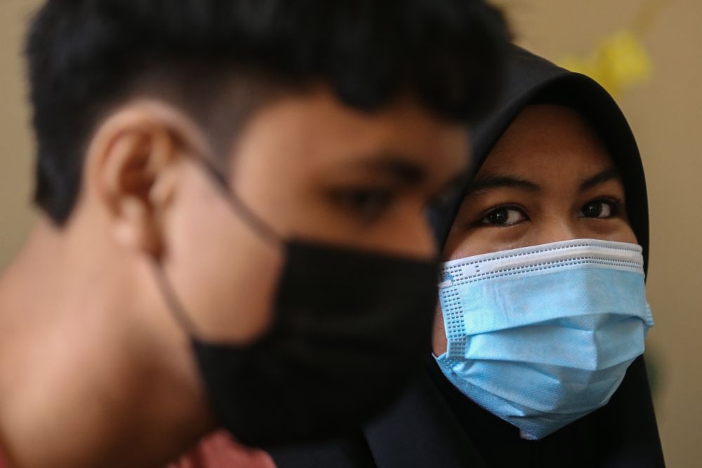Mohamad Faiz Yusni, 16, and his sister Nur Sofiya who is 14. — Picture by Ahmad Zamzahuri