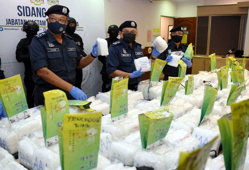 Customs director-general Datuk Seri Abdul Latif Abdul Kadir (2nd left) with the seized drugs at the Customs (Narcotics) Office in Kampung Jijan, Nilai, September 3, 2021. u00e2u20acu201d Bernama pic 