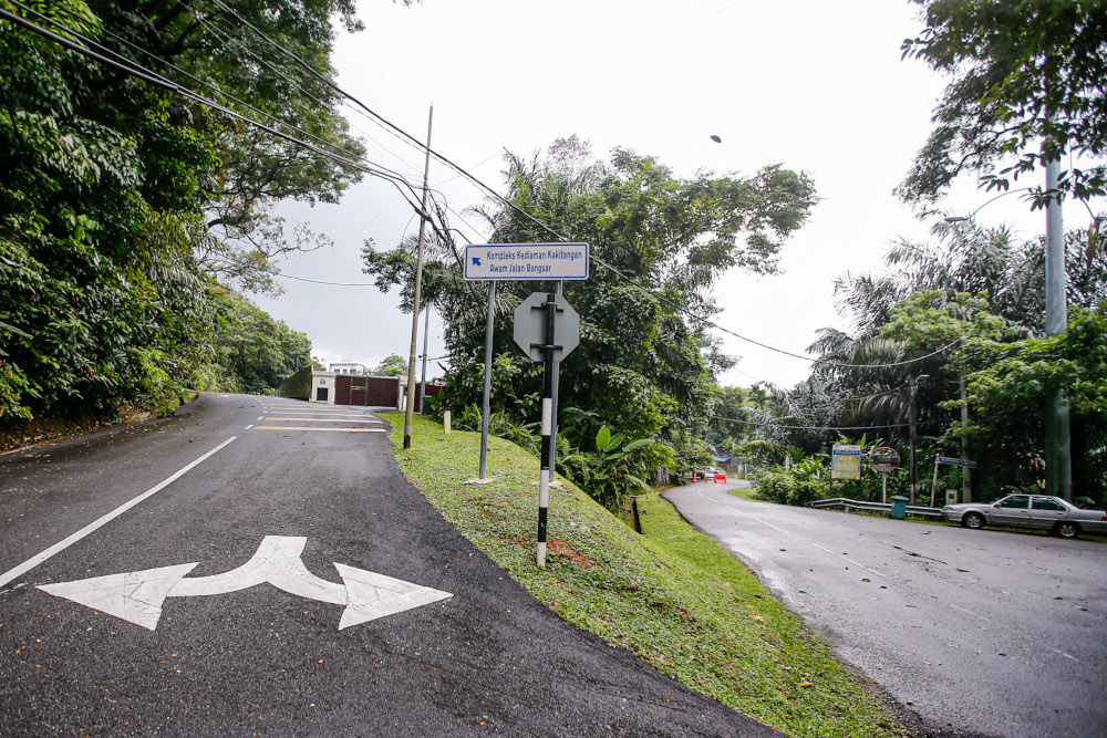 The narrow road structure within Federal Hill has been said to be unsuitable for mixed development. ― Picture by Hari Anggara