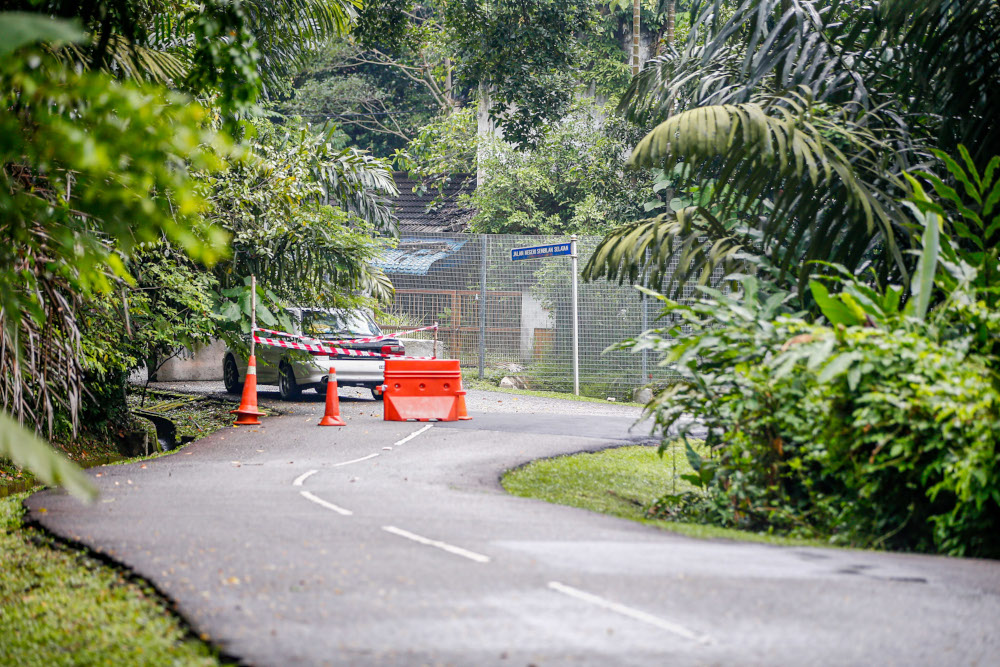 Driving along the narrow roads on Federal Hill, you have to be alert for repairs. ― Picture by Hari Anggara