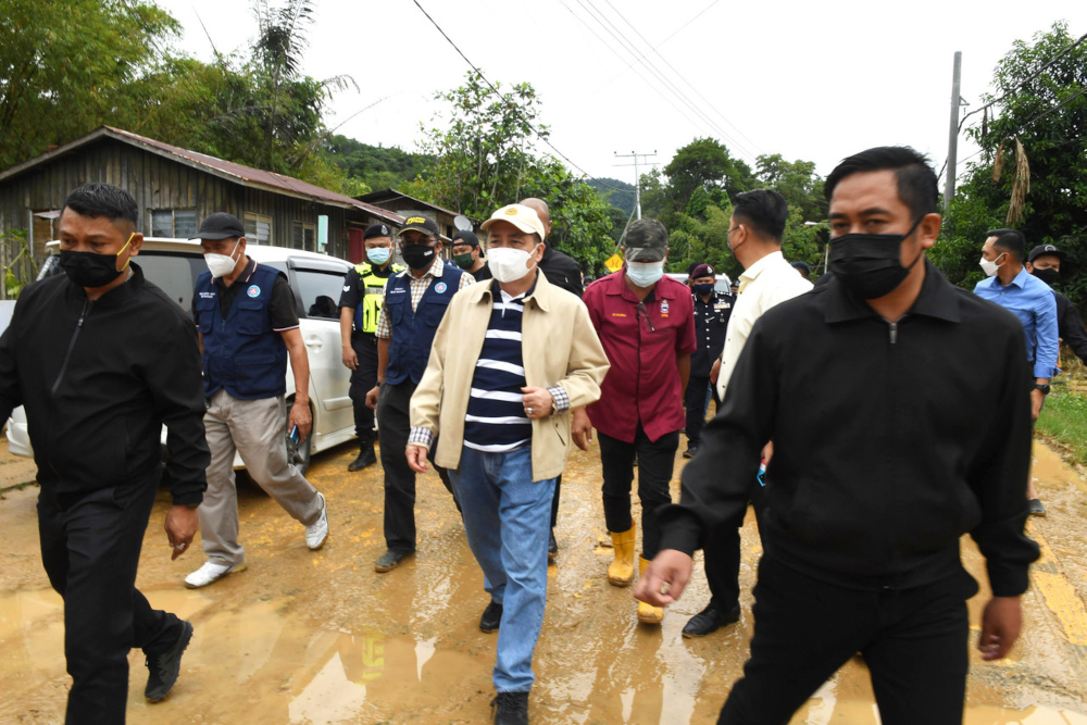 Sabah Chief Minister Datuk Seri Hajiji Noor visits Kampung Sugud in Penampang after handing out flood aid to villagers, September 21, 2021. u00e2u20acu201d Bernama pic 