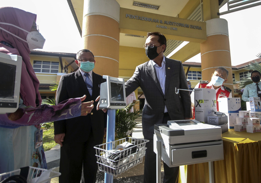 Johor Mentri Besar Datuk Hasni Mohammad with Johor Health director Datuk Aman Rabu (2nd left) during the handover of medical equipment at Hospital Permai in Johor Baru, September 9, 2021. u00e2u20acu201d Bernama pic 