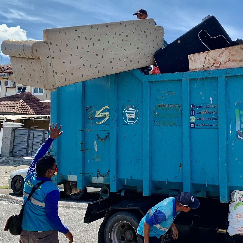 Why worry when there’s iClean Selangor to shift out heavy objects from your house.