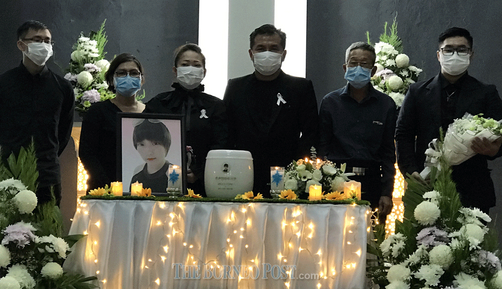 Irene Chungu00e2u20acu2122s family members at the interment ceremony before her burial in Sibu, November 22, 2020. u00e2u20acu201d Borneo Post Online pic 