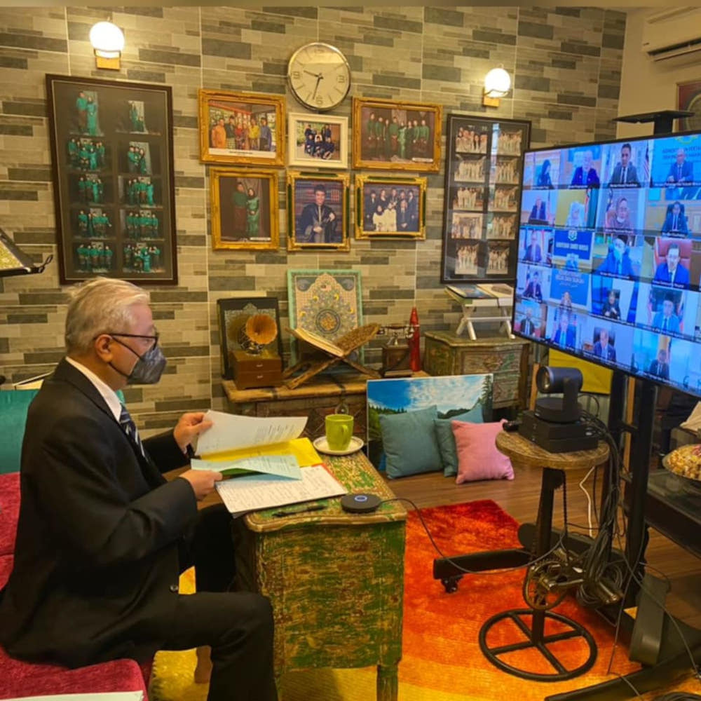 Prime Minister Datuk Seri Ismail Sabri Yaakob in a posting on his Facebook page, also stressed on proactively reinforcing the health measures taken by all ministries in spurring economic activities to benefit the people. u00e2u20acu201d Picture from Facebook/Ismail S