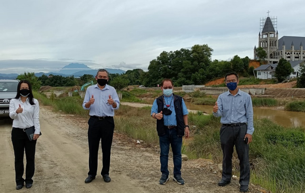 Deputy Chief Minister Datuk Seri Jeffrey Kitingan (2nd right) in Putatan where river deepening works are being carried out. u00e2u20acu201d Borneo Post Online picn