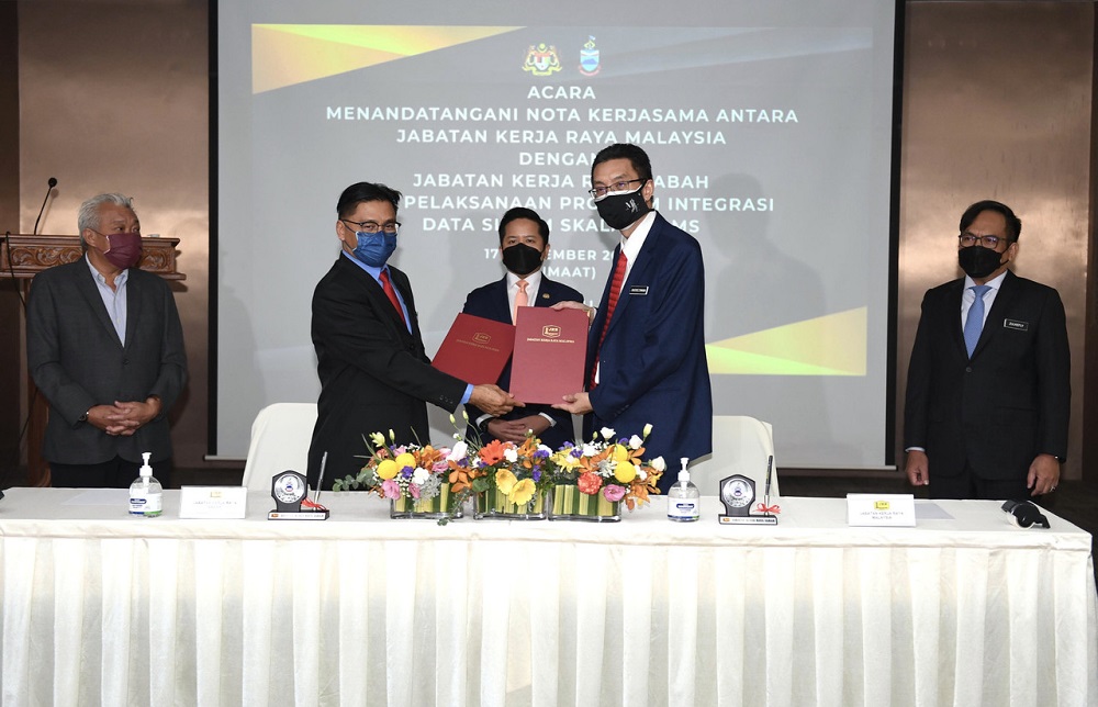 Deputy Works Minister Datuk Arthur Joseph Kurup witnesses the signing of the MoU between the Public Works Department and the Sabah JKR in Kota Kinabalu September 17, 2021. u00e2u20acu2022 Bernama pic
