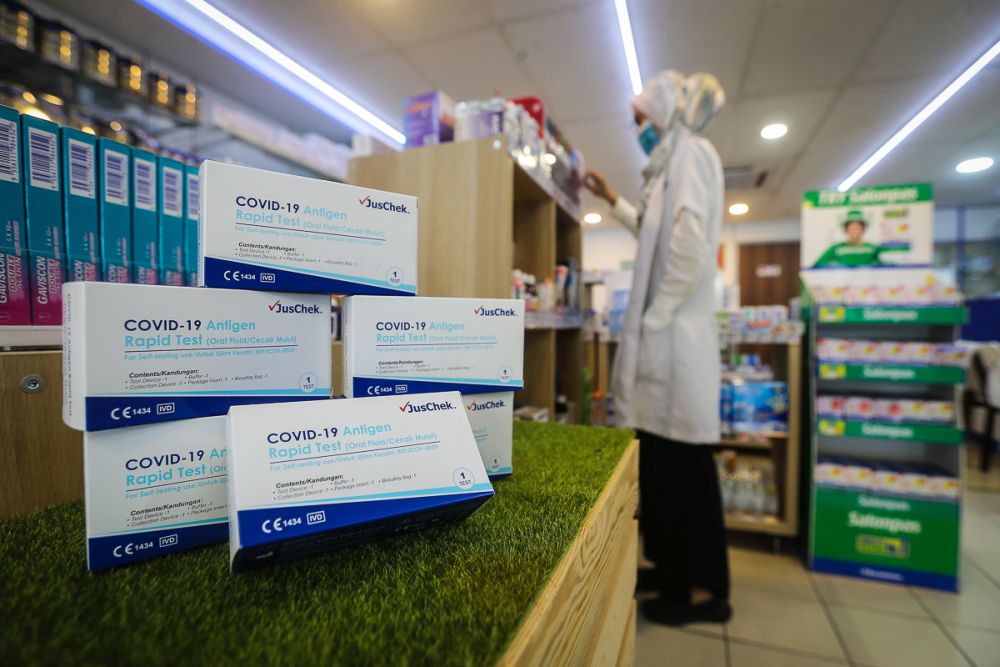 JusChek Covid-19 rapid antigen self-test kits are displayed for sale at a pharmacy in Shah Alam September 2, 2021. u00e2u20acu201d Picture by Yusof Mat Isann