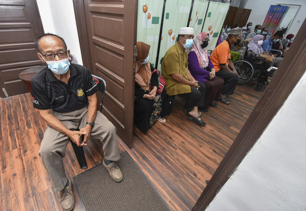 Senior citizens wait for their Covid-19 vaccination during a walk-in session at the Universiti Malaya Kelantan vaccination centre in the Bachok campus, Kelantan, August 3, 2021. u00e2u20acu201d Bernama pic 