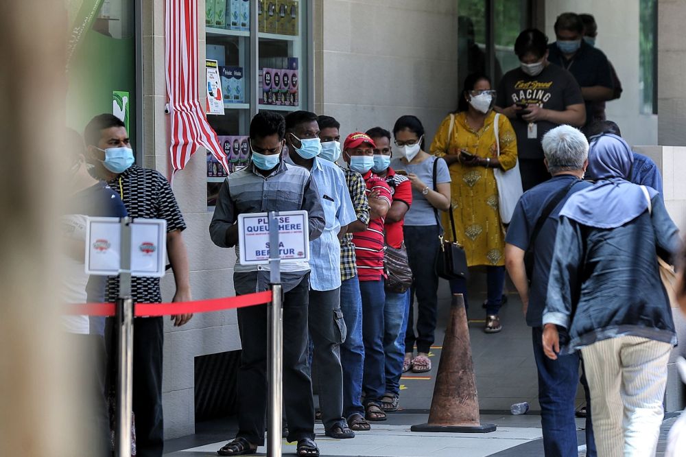 People wearing face masks queue as they wait to enter a supermarket in Kuala Lumpur September 7,2021. u00e2u20acu201d Picture by Ahmad Zamzahuri