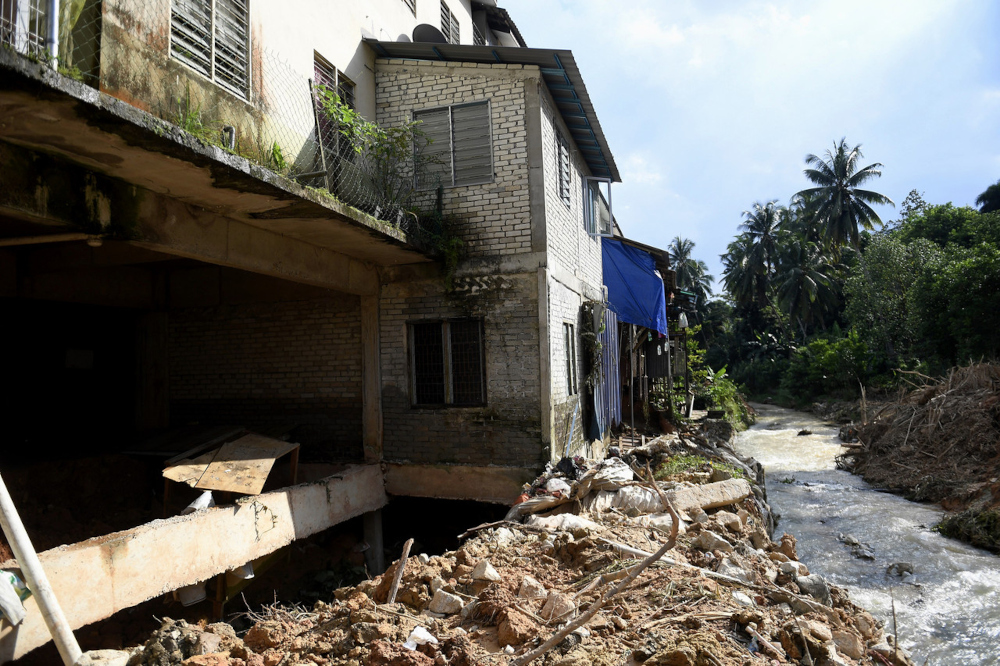 Water flowing around the landslide incident at the back of a house on Jalan Kemensah Heights, September 21, 2021. u00e2u20acu201d Bernama pic 