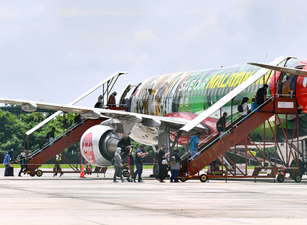 AirAsia passengers from Ipoh boarding the aircraft headed for Langkawi, September 17, 2021. u00e2u20acu201d Bernama pic 