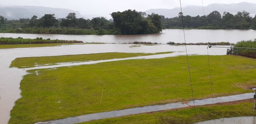 The flooded Lawas airport runway and the overflowing Lawas River in the background. u00e2u20acu201d Borneo Post Online pic 