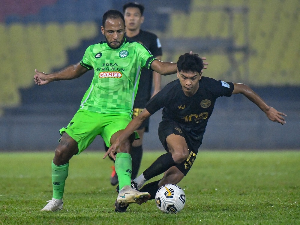 Melaka United FCu00e2u20acu2122s Adriano Aparecido Narcizo (left) in action with Perak FCu00e2u20acu2122s Muhamad Syahir Bashah during the Super League match at Stadium Hang Jebat in Krubong September 4, 2021. u00e2u20acu2022 Bernama pic