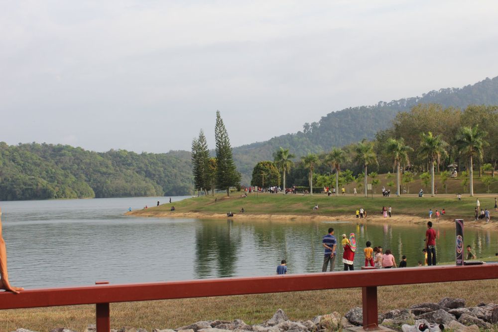 Visitors to Mengkuang Dam are seen in Bukit Mertajam, Penang April 23, 2011. u00e2u20acu201d Picture via Facebook