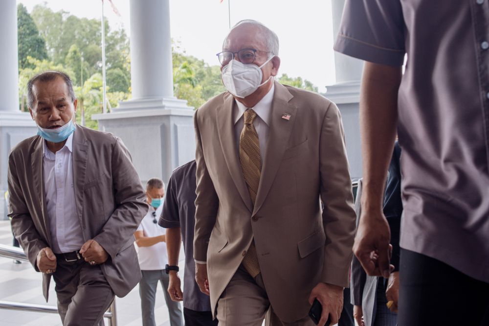 Datuk Seri Najib Razak arrives at the Kuala Lumpur High Court Sept 29, 2021. u00e2u20acu201d Picture by Shafwan Zaidonnn