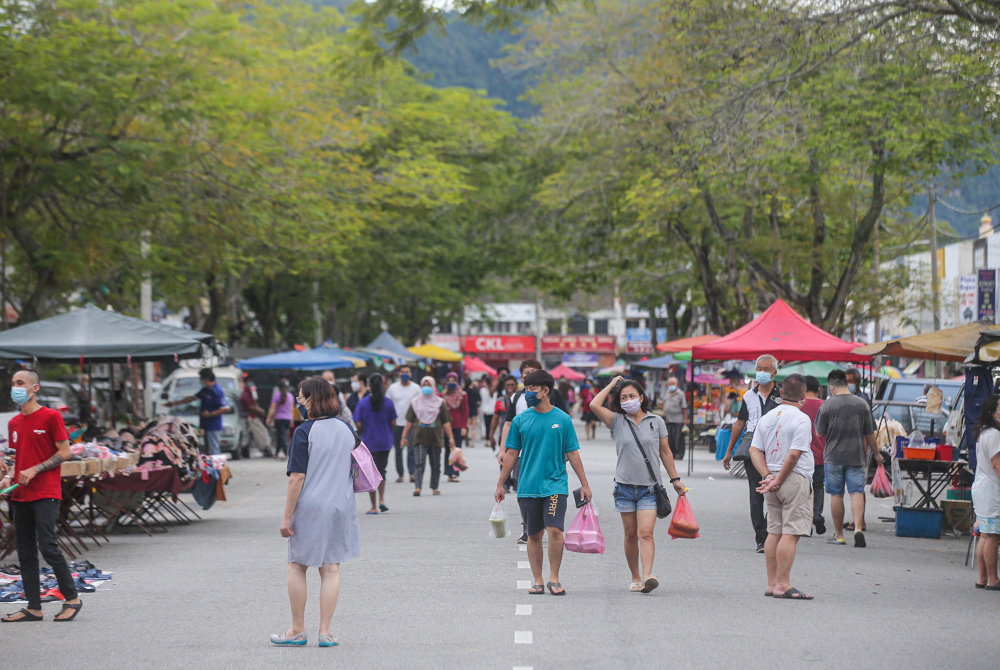 Night market operators in Taman Ipoh Jaya resume their business with strict standard operating procedures (SOPs) in states that have entered the Phase 2 of the National Recovery Plan, September 13, 2021. u00e2u20acu201d Picture by Farhan Najib