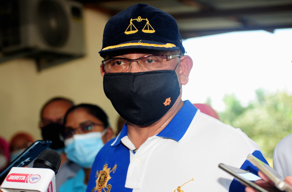 Entrepreneur Development and Cooperatives Minister Tan Sri Noh Omar speaks to the media after making a working visit to a former soldieru00e2u20acu2122s in Kampung Parit Tiga Sungai Burong in Tanjong Karang, September 10, 2021. u00e2u20acu201d Bernama pic 