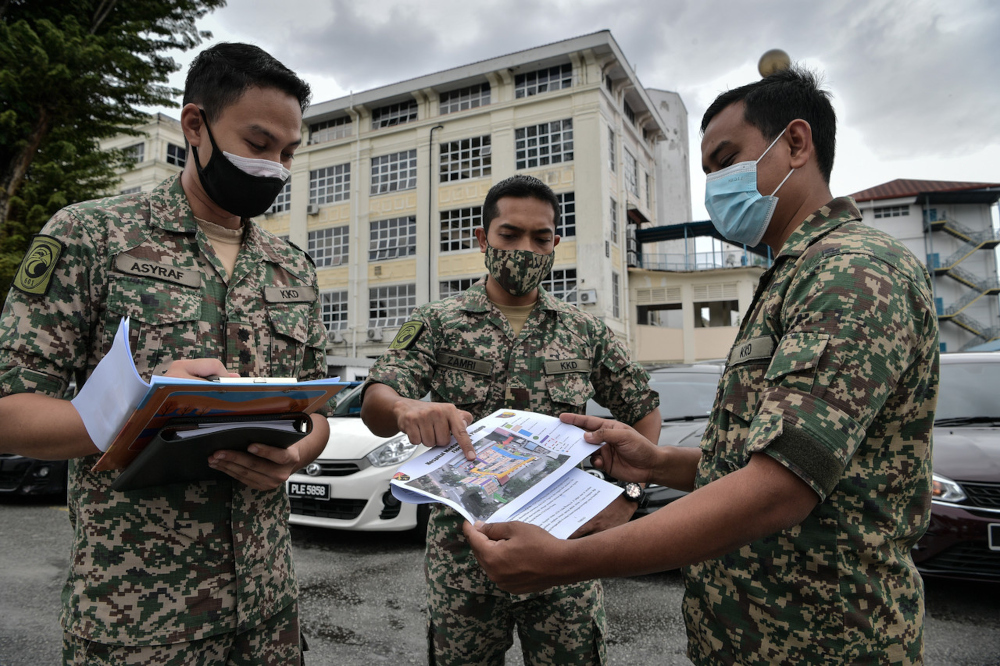 Medical Second Battalion Commanding Officer Lieutenant-Colonel Dr Mohd Zamri Derahman and his colleagues make preparations for the construction of the field hospital at the parking lot of the Penang Hospital, September 13, 2021. u00e2u20acu201d Bernama pic 