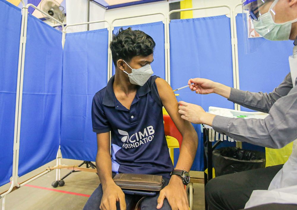 Rickneshwaran Govindasamy, from Sekolah Menengah Kebangsaan ACS Ipoh, receives his Covid-19 jab at the Kinta Town Hall in Batu Gajah September 21, 2021. u00e2u20acu201d Picture by Farhan Najib