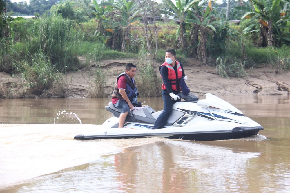 Datuk Peter Anthony (right) leads a volunteer team aboard jet skis to scour the Padas river in search of the remaining victim from a capsized boat on September 24, 2021. u00e2u20acu201d Picture via Facebook