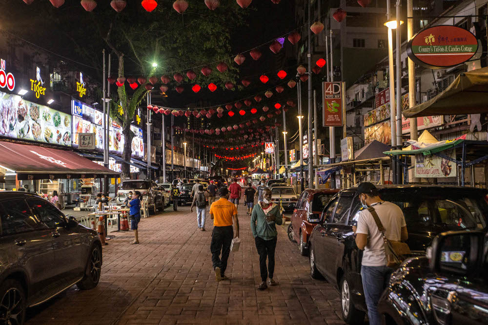 People dine-in at Jalan Alor during Phase One of the National Recovery Plan in Kuala Lumpur, September 2, 2021. u00e2u20acu201d Picture by Firdaus Latif
