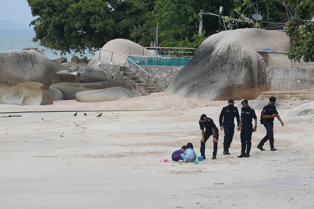 Penang CPO Datuk Mohd Suhaily Mohd Zain and his officers speaking to children playing on Miami Beach in Batu Ferringhi during an SOP walkabout, September 16, 2021. u00e2u20acu201d Picture by Sayuti Zainudin 