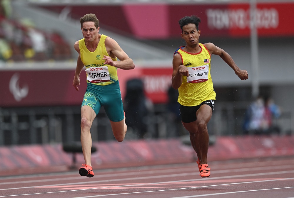 National Paralympic athlete Mohamad Ridzuan Mohamad Puzi (lefct) competes in the men's 100m T36 (cerebral palsy) event at the Tokyo 2020 Paralympic Games at the Olympic Stadium today September 4, 2021. u00e2u20acu2022 Bernama pic
