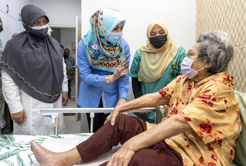 Women, Family and Community Development Minister Datuk Seri Rina Mohd Harun speaks to a resident of the Shalis Centre nursing home in Kota Baru, September 24, 2021. u00e2u20acu201d Bernama pic 