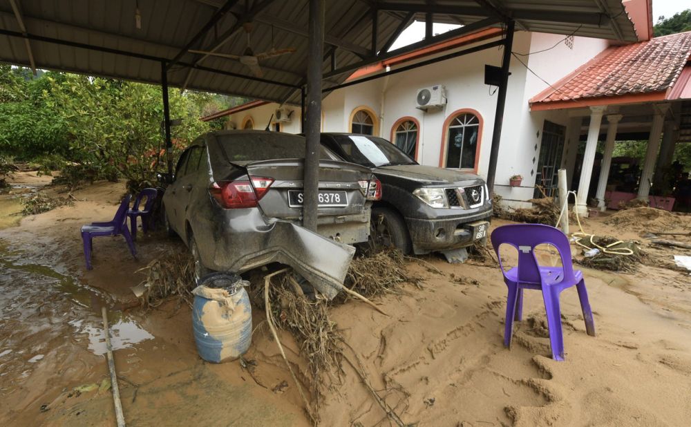 Vehicles damaged during flash floods are pictured at Kampung Sugud Penampang, Kota Kinabalu September 21, 2021. u00e2u20acu201d Bernama pic